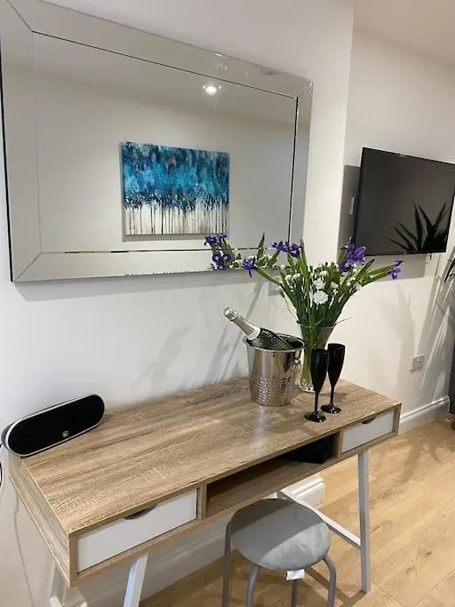 Stylish 1 Bedroom Studio Outdoor Area And Hot Tub Bournemouth