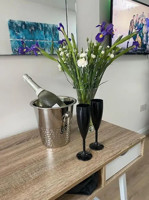 Stylish 1 Bedroom Studio Outdoor Area And Hot Tub Bournemouth Apartmán