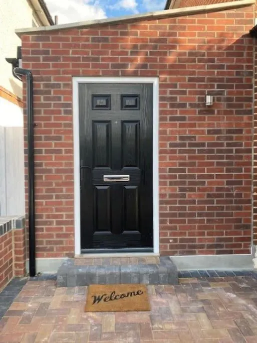 Stylish 1 Bedroom Studio Outdoor Area And Hot Tub Bournemouth