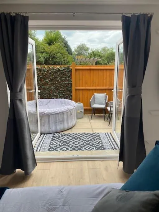 Apartment Stylish 1 Bedroom Studio Outdoor Area And Hot Tub Bournemouth